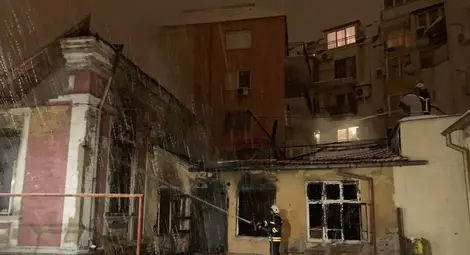 Бездомници запалиха запустяла държавна къща до синагогата