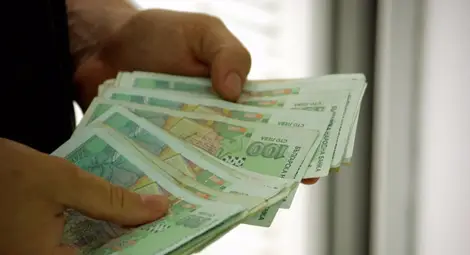 Мъжете теглят заеми за  коли, жените за обучение