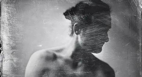 Портрети с техника XIX век напомнят за преходността и за стремежа да оставим отпечатък от светлина