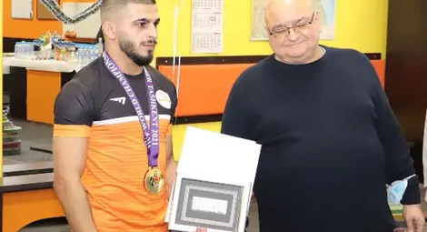 Ангел Русев със създателя та ТСК &bdquo;Русе&ldquo; доц. Кирил Панайотов. Бронзовият медалист от световното първенство в Ташкент спечели поредната си титла на домашен подиум.  Снимка: Архив &bdquo;Утро&ldquo;