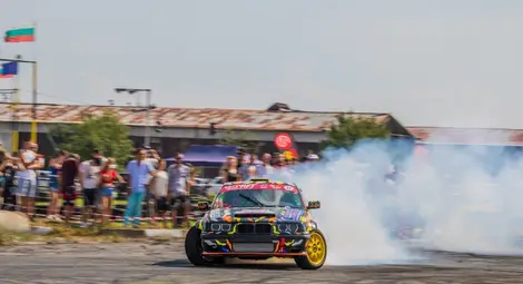 Адреналиново дрифт такси събира средства за малката Бояна на полигона на ДЗС