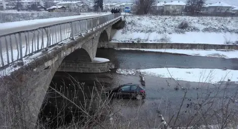 Зимата се завърна: Снегът усложни пътната обстановка