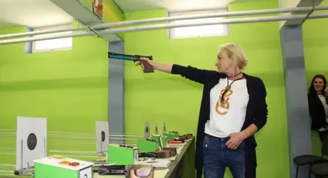 Мария Гроздева добре познава стрелбата в Русе - на 8 май 2019 година тя даде първия изстрел в обновената зала по спортна стрелба в ОУ &bdquo;Никола Обретенов&ldquo;, наречена &bdquo;Стрелбище за шампиони Мария Гроздева&ldquo;.   Снимка: Архив Утро