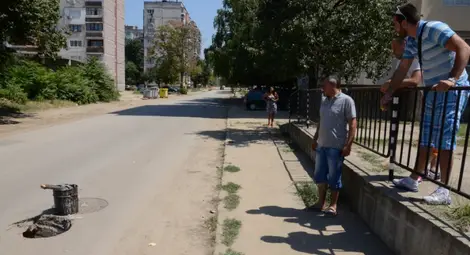 Засипват по спешност огромна яма по &bdquo;Чипровци&ldquo;