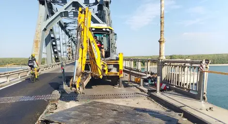 Демонтирани са пешеходният парапет и част от осветителните стълбове в 320-метров участък в посока Румъния на Дунав мост при Русе