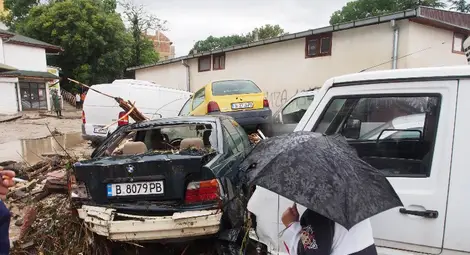 Трагедия: 12 жертви на наводненията във Варна и Добрич /обобщение, снимки/ Трагедия: 12 жертви на наводненията във Варна и Добрич /обобщение, снимки/