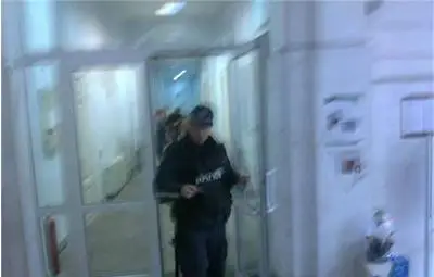 Полицаи във Факултета по журналистика в София