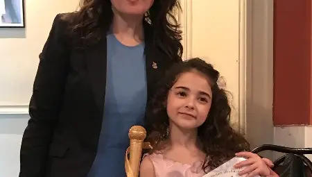 Ая с наградата и грамотата от конкурса.  Снимка: Личен архив