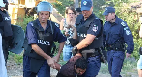 Багери събаряха незаконни къщи, докато полицията арестува роми /галерия/