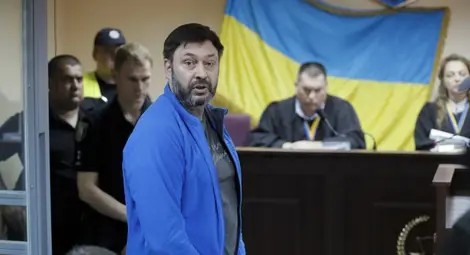 След повече от 400 дни в затвора журналистът Вишински е освободен