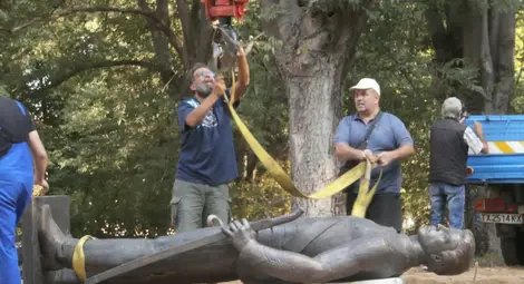 Днес монтират паметника на Левски върху черен мраморен постамент