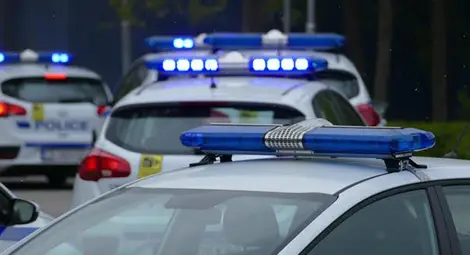 Млад мъж затвори пътя на беглец, ранил двама полицаи