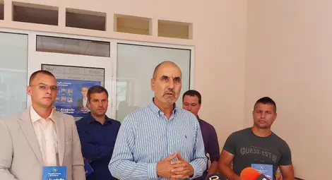 "Републиканци за България" символично избраха седалище срещу офис на ГЕРБ в Русе /галерия/ "Републиканци за България" символично избраха седалище срещу офис на ГЕРБ в Русе /галерия/