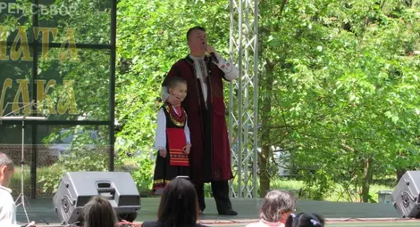 Илия Луков излезе на сцената с малката Даная като символ на приемствеността между поколенията. Снимка: Русе Медиа