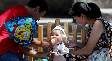 Сладолед, лотария, билети за кино: Страни подкупват хората да се ваксинират