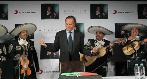 С генетичен материал от отпадъци испанец доказа, че Хулио Иглесиас му е баща