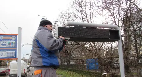 Ремонтират таблата по спирките, за да не изписват с йероглифи