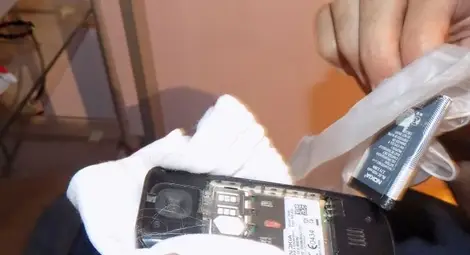 Един от телефоните, намерени в домовете на телефонните измамници.                                                                              Снимка: МВР