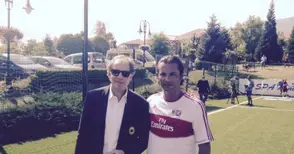 Мариян Тодоров със значка на „Милан“ от Франко Барези