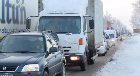 Движението в района на 15-ти километър по пътя Русе-Бяла се извършва само в изпреварващата лента Движението в района на 15-ти километър по пътя Русе-Бяла се извършва само в изпреварващата лента