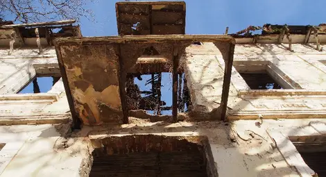 Призрачна къща на входа на Варна /галерия/