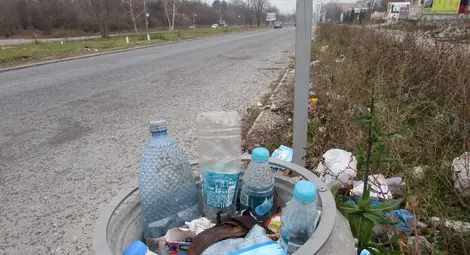 Пътят към Дунав мост засипан с боклуци след километричните опашки