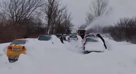 Над 12 часа хора чакат в автомобилите си по пътя Петолъчката- Бургас