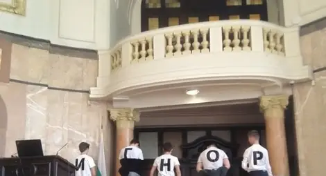 Клипове и скечове разказват за тъмните страни на социалните мрежи