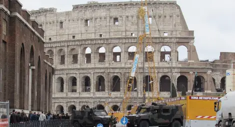 Колизеумът под охрана - необичайна доскоро и ежедневна гледка днес.