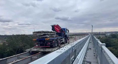 Монтирани са 72 стоманобетонни пътни панела в участъка в ремонт на Дунав мост при Русе