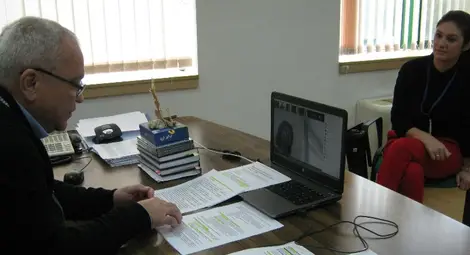 Директорът на русенския офис на НАП Йордан Йорданов в онлайн разговор с ученичка от Гимназията по икономика.            Снимка: НАП