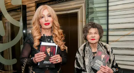Стоянка Мутафова и дъщеря й на премиерата на книгата в столицата. Снимка: Интернет Стоянка Мутафова и дъщеря й на премиерата на книгата в столицата. Снимка: Интернет