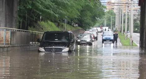 Порой парализира града