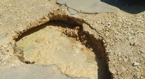 Дупка метър на два до &bdquo;Ялта&ldquo; глътна кола в движение