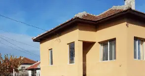 Пандемията изпразва  града и пълни селата