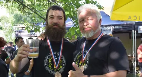 Победителят Йордан Ченков (на снимката вляво, при получаване на поредна награда &ndash; в Загреб) не присъства на конкурса в София, заради ангажименти. Но пък занапред ще ви се представя като крафт пивовар. На кадъра до него е председателят на Асоциацията на до