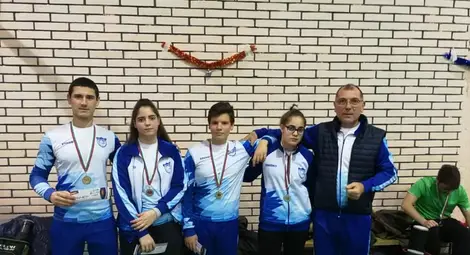 Когато му е криво, Йордан Джамбазов излиза на двора и стреля. Стреля, докато му светне