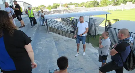 През лятото Юлиян Загоров разговаря с фенове на &bdquo;Дунав&ldquo; на Градския стадион в Русе като част от големия фарс с несбъднатата продажба на клуба.                                     Снимка: Архив &bdquo;Утро&ldquo;