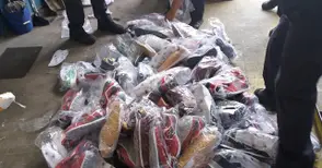 Дрехи и парфюми от световни марки задържани на Дунав мост