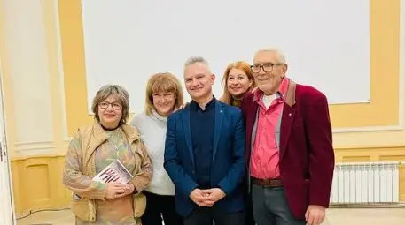 Захари Карабашлиев с екипа от библиотека &bdquo;Любен Каравелов&ldquo;, който организира гостуването му.