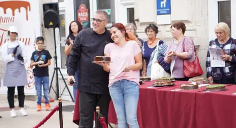 Победителката Богдана Бонева получи наградата си от шеф Ради Стамболов. Снимка: Община Русе