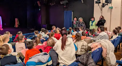 Малките зрители от ДГ &bdquo;Радост&ldquo; аплодираха предпремиерата на &bdquo;Снежанка&ldquo; в Русе