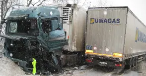 Два тира се размазаха в челен удар до Индийска колиба