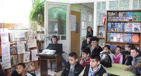 Два вълшебни куфара с книги очакват малки читатели