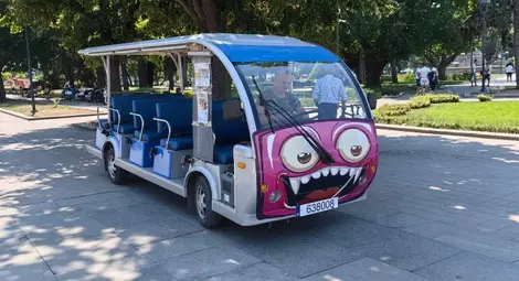 Минибус замени командированото в планината атракционно влакче