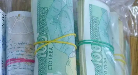 Баба се прости с 3 500 лв, даде ги на ало измамници