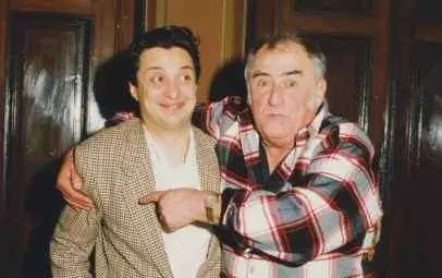 Послепис за Парчето, за когото  небето е и петолиние, и сцена