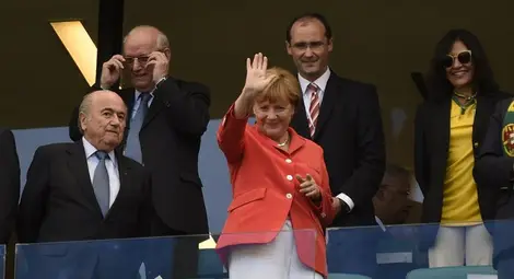 Меркел подкрепя Бундестима на стадиона срещу Португалия