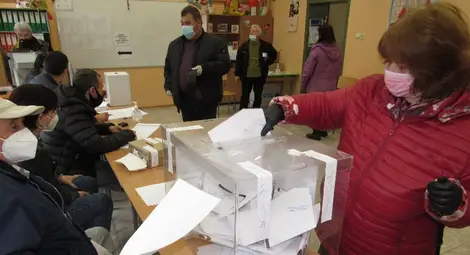 Вотът ще бъде запомнен като първите избори с маски на лицата.