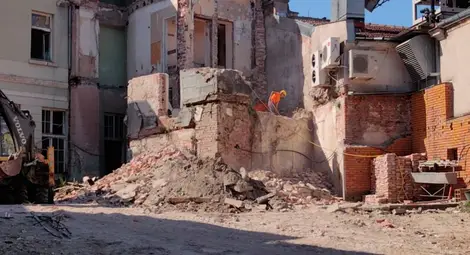 Събарят стари постройки и сцената на открито в бившия Дом на учителя Събарят стари постройки и сцената на открито в бившия Дом на учителя